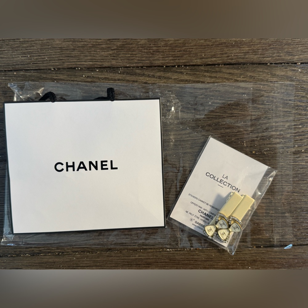 CHANEL Shopping bag + Chanel Makeup Elegant Off White Bow Clips